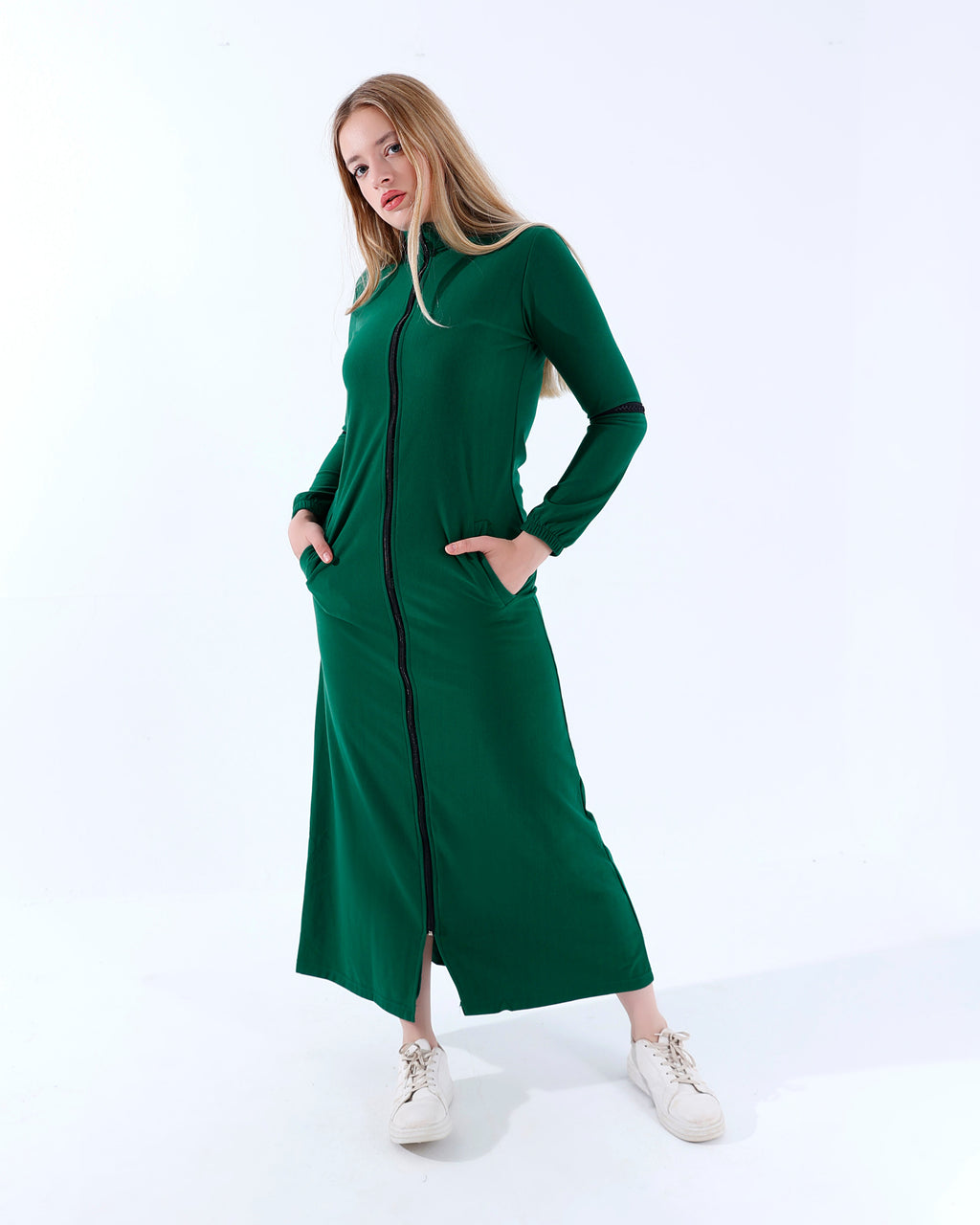 Abaya sport couleur olive unie à col haut avec fermeture éclair et poches