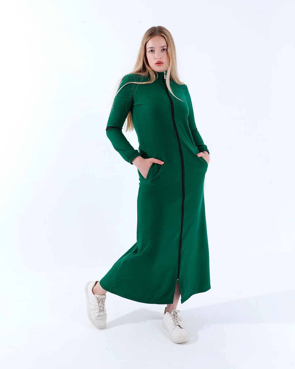 Abaya sport couleur olive unie à col haut avec fermeture éclair et poches
