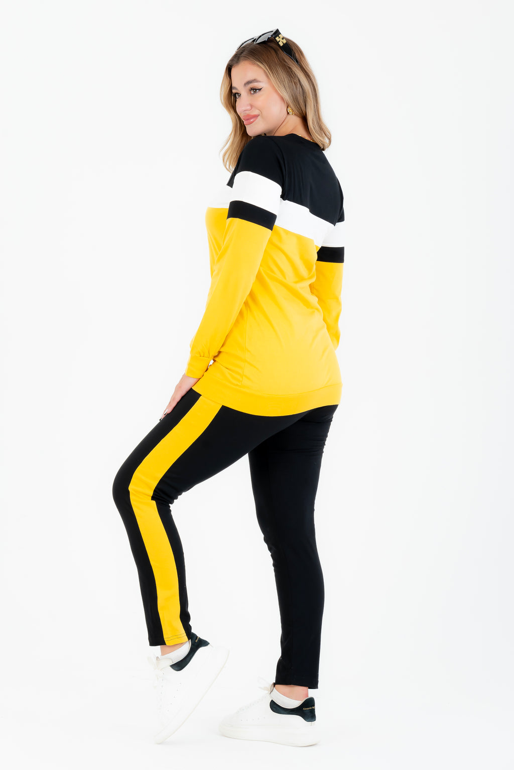 Tenue de sport moutarde et noire en coton