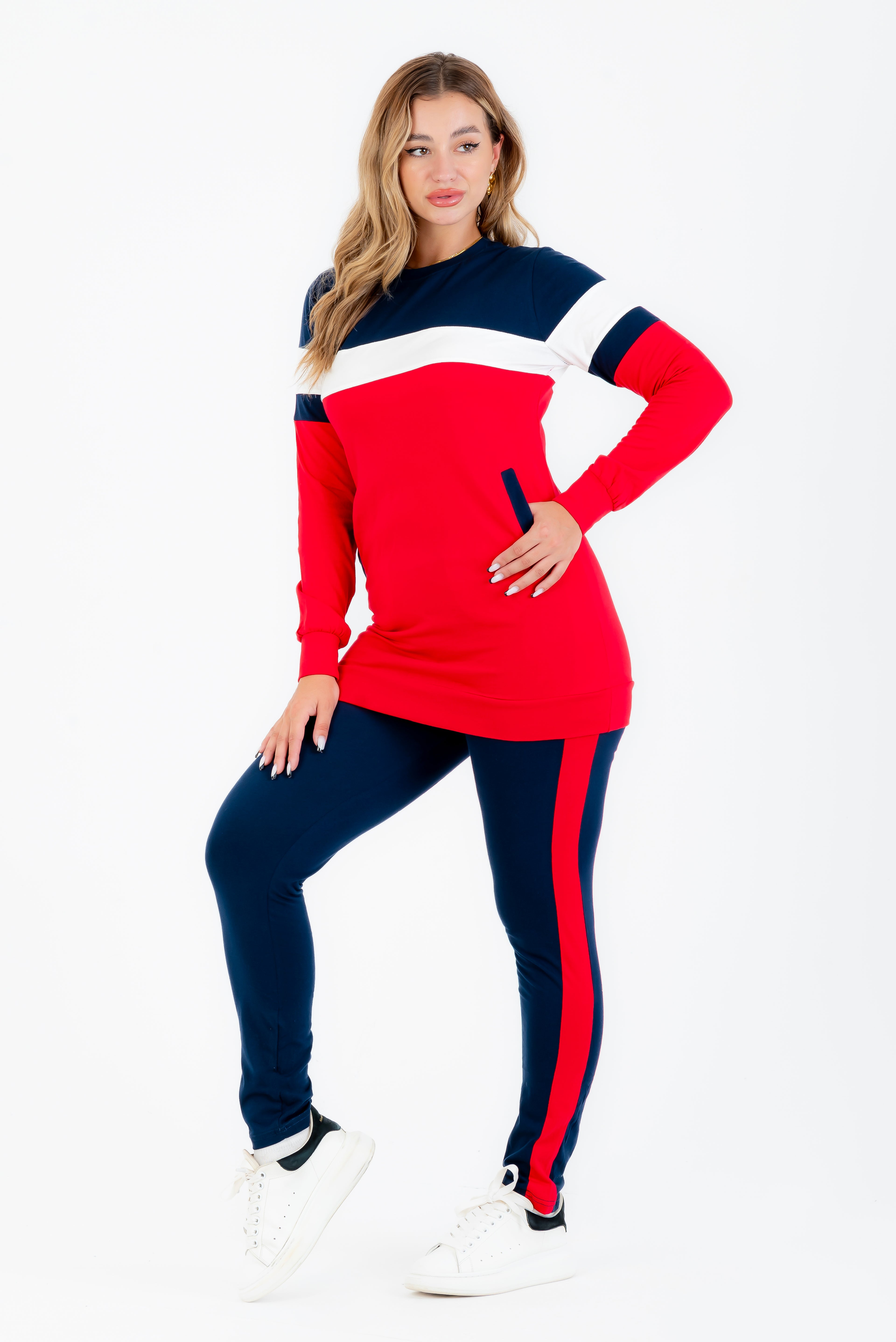 Tenue de sport rouge et bleu marine en coton