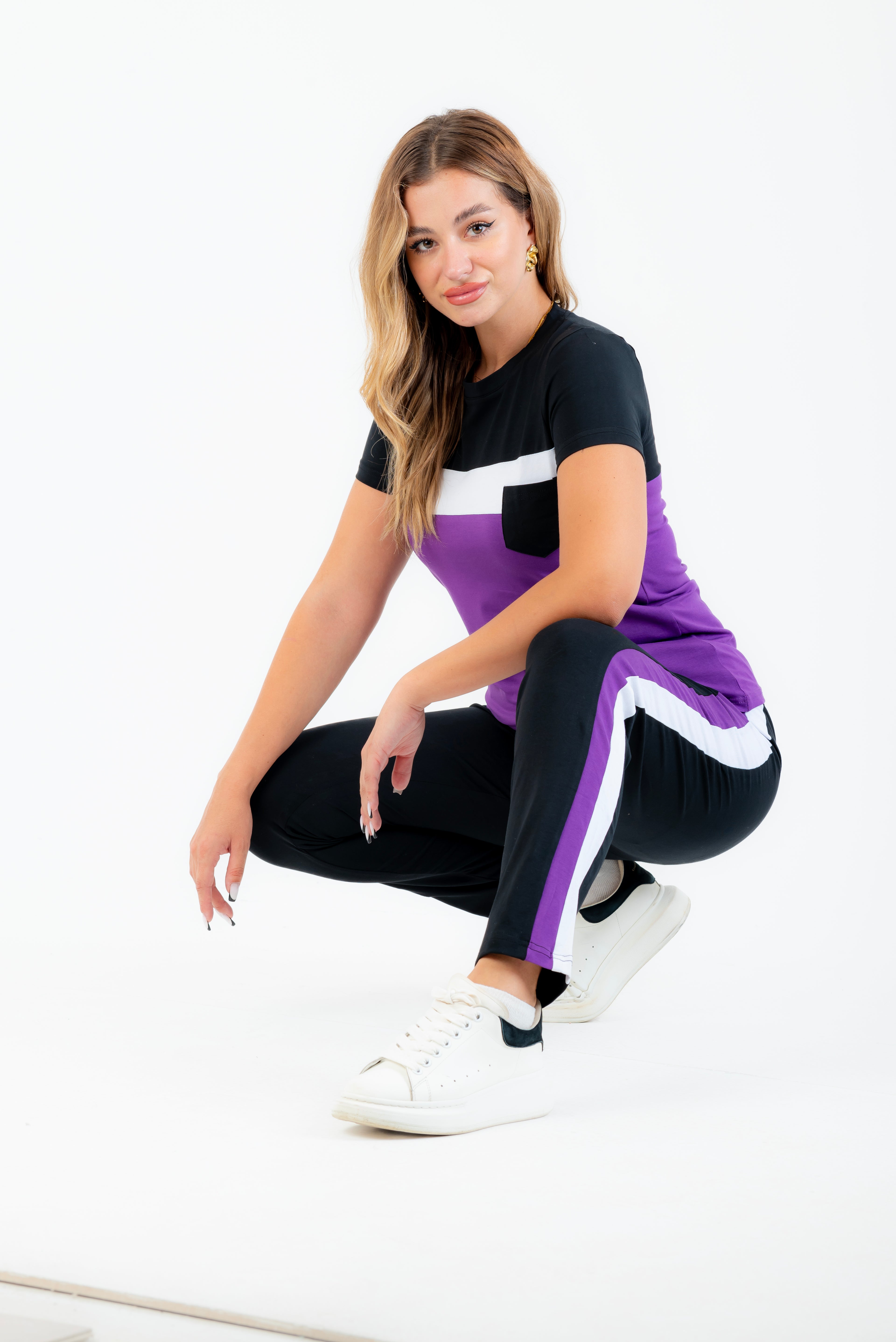 Tenue de sport mauve et noire à manches courtes en coton