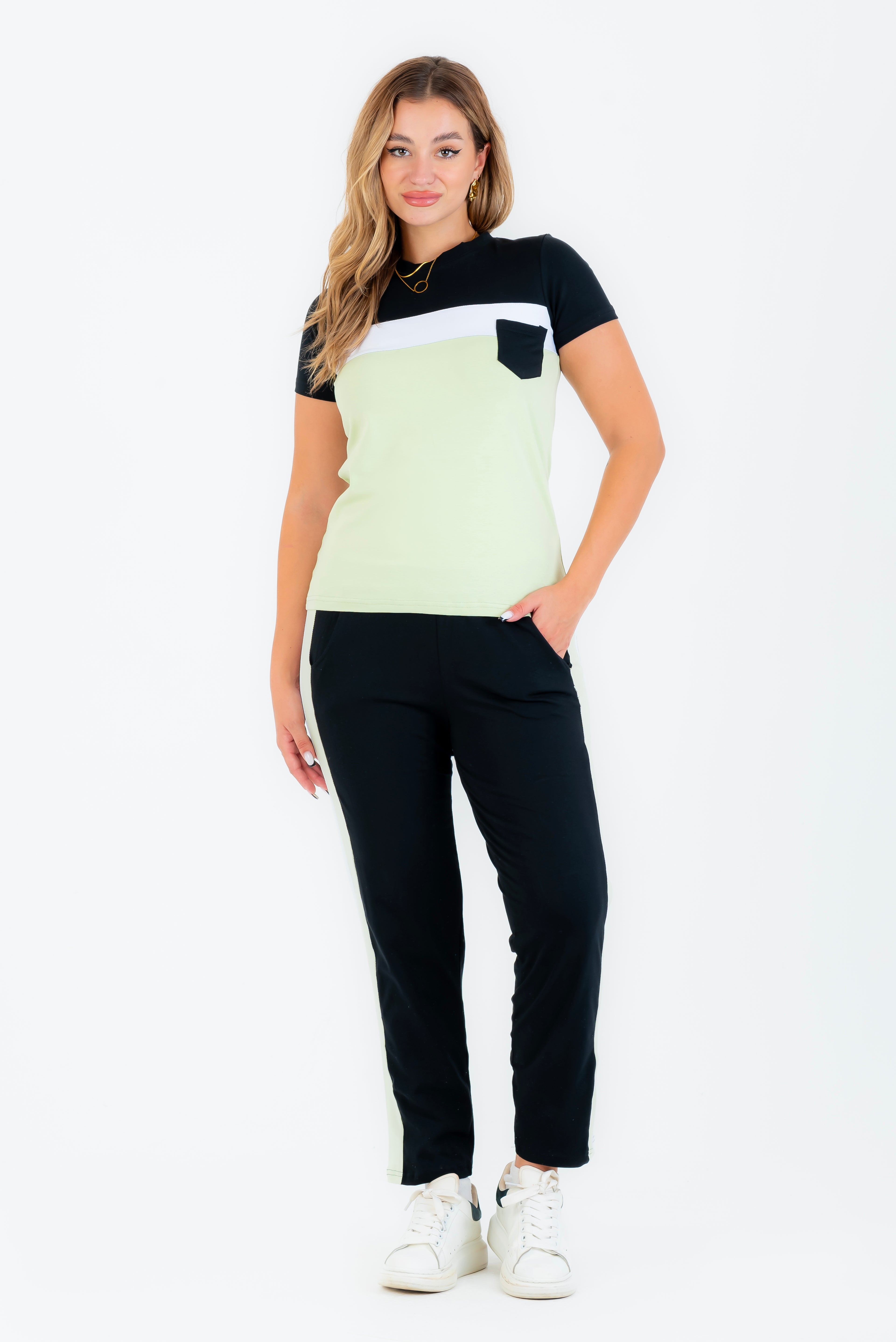 Tenue de sport kaki et noire à maanches courtes en coton