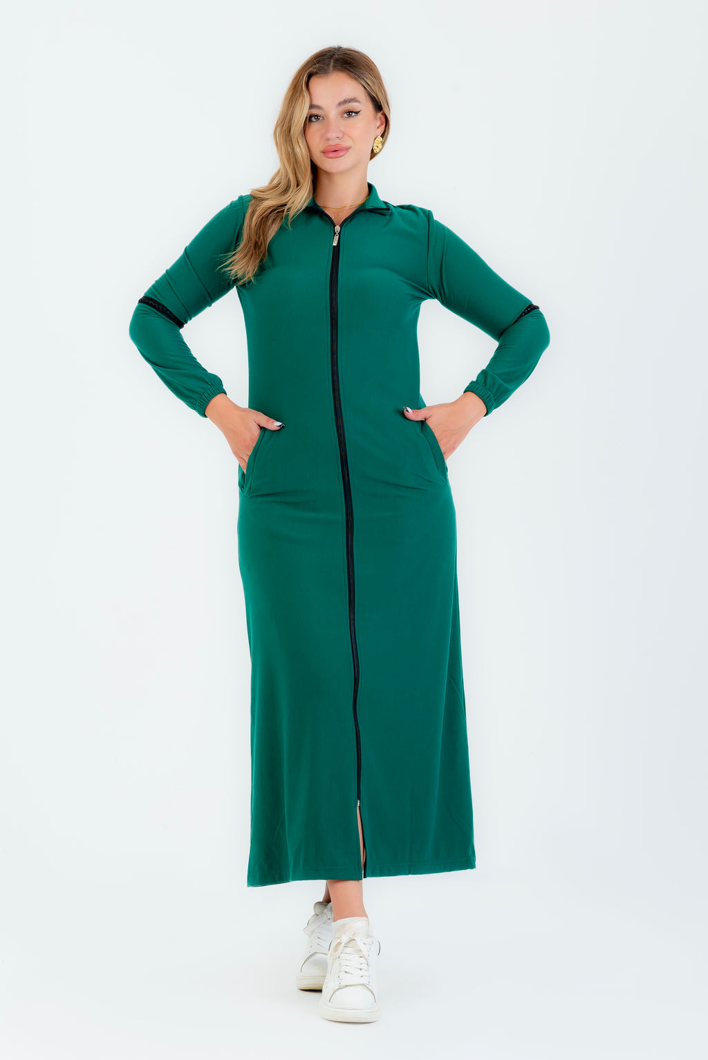 Abaya sport couleur olive unie à col haut avec fermeture éclair et poches