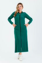 Abaya sport couleur olive unie à col haut avec fermeture éclair et poches