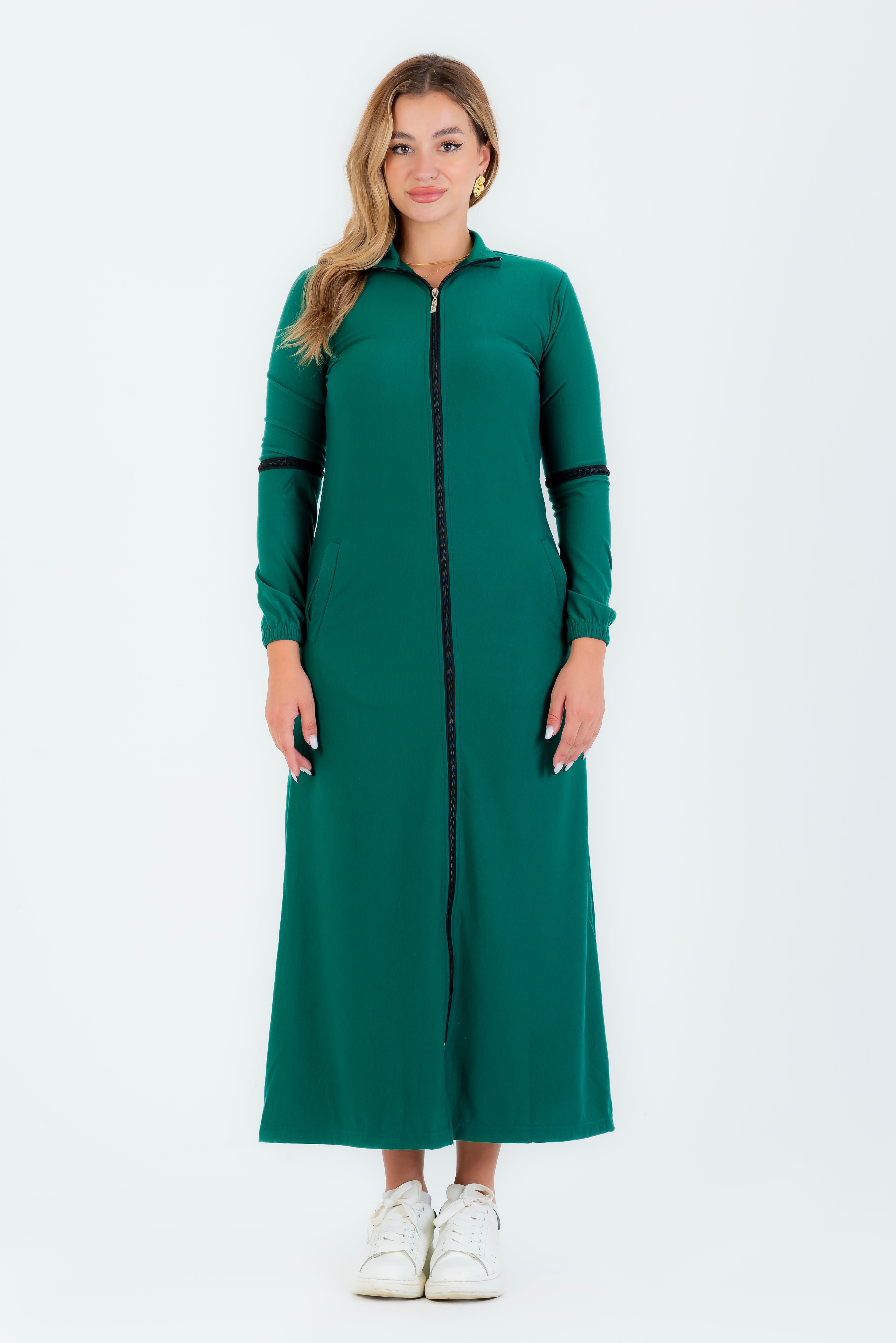 Abaya sport couleur olive unie à col haut avec fermeture éclair et poches