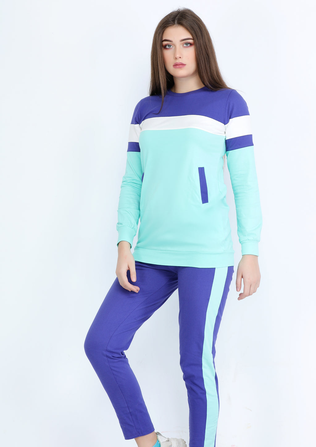 Tenue de sport turquoise et mauve