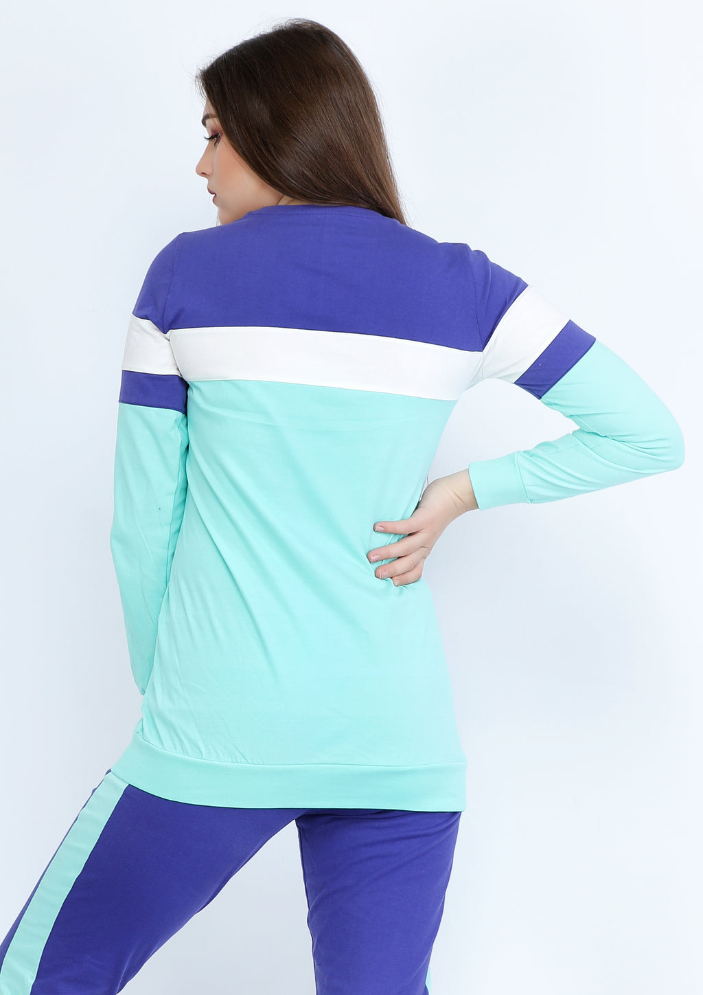 Tenue de sport turquoise et mauve