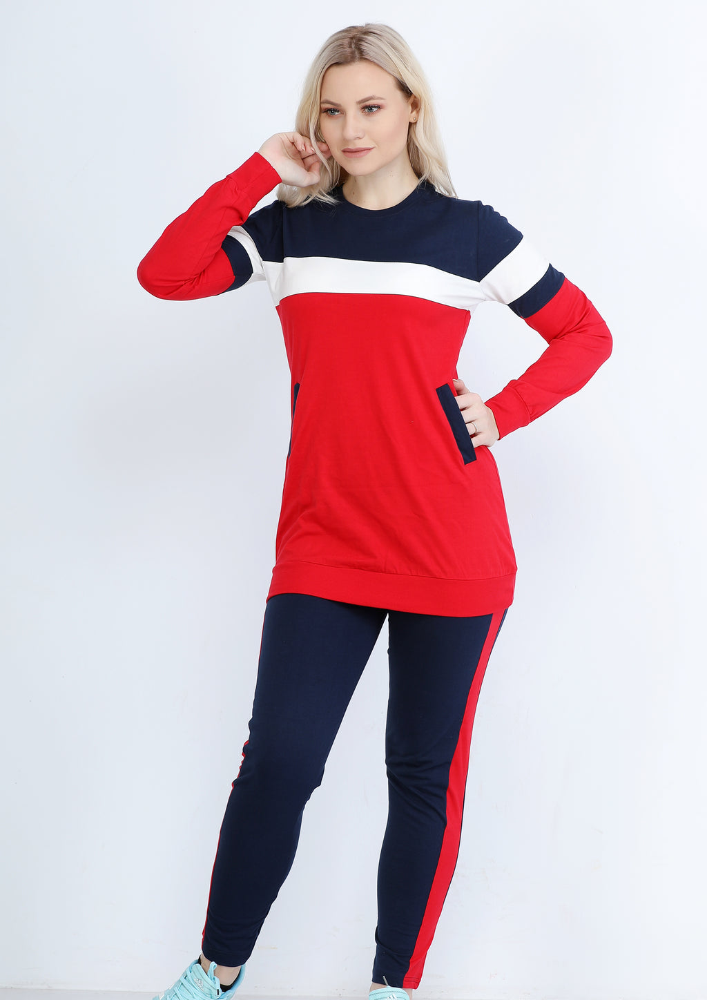 Tenue de sport rouge et bleu marine en coton