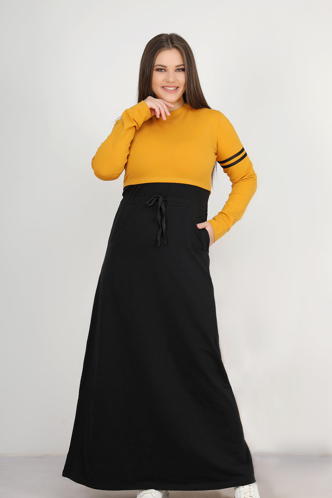 Abaya sport en coton milton couleur moutarde à bandes et ceinture