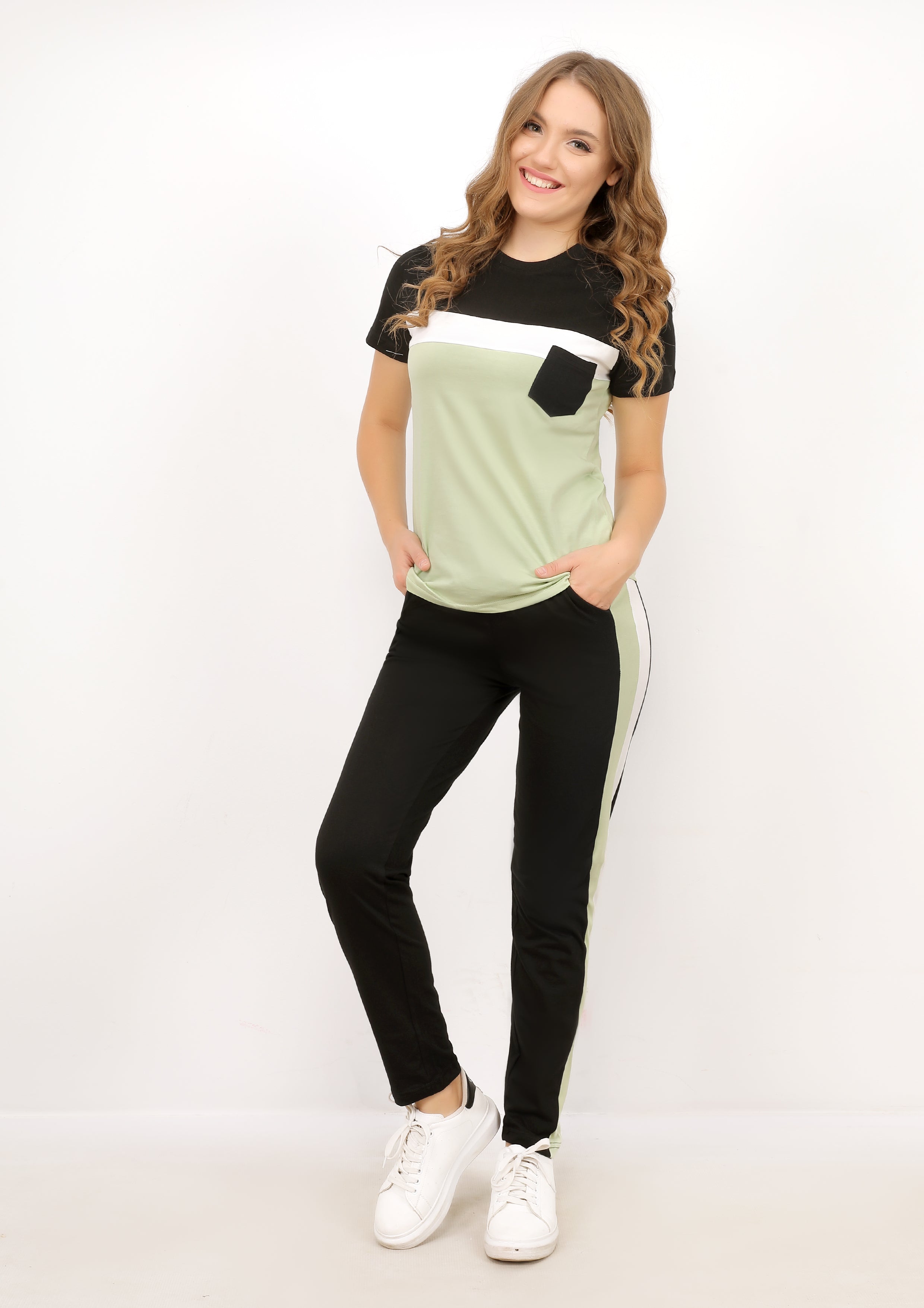 Tenue de sport kaki et noire à maanches courtes en coton