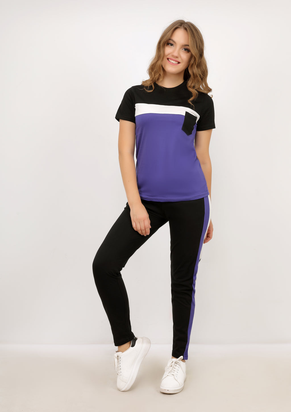 Tenue de sport mauve et noire à manches courtes en coton