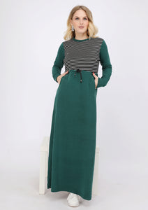 Abaya sport verte avec ceinture intérieure et poitrine noire rayée de blanc