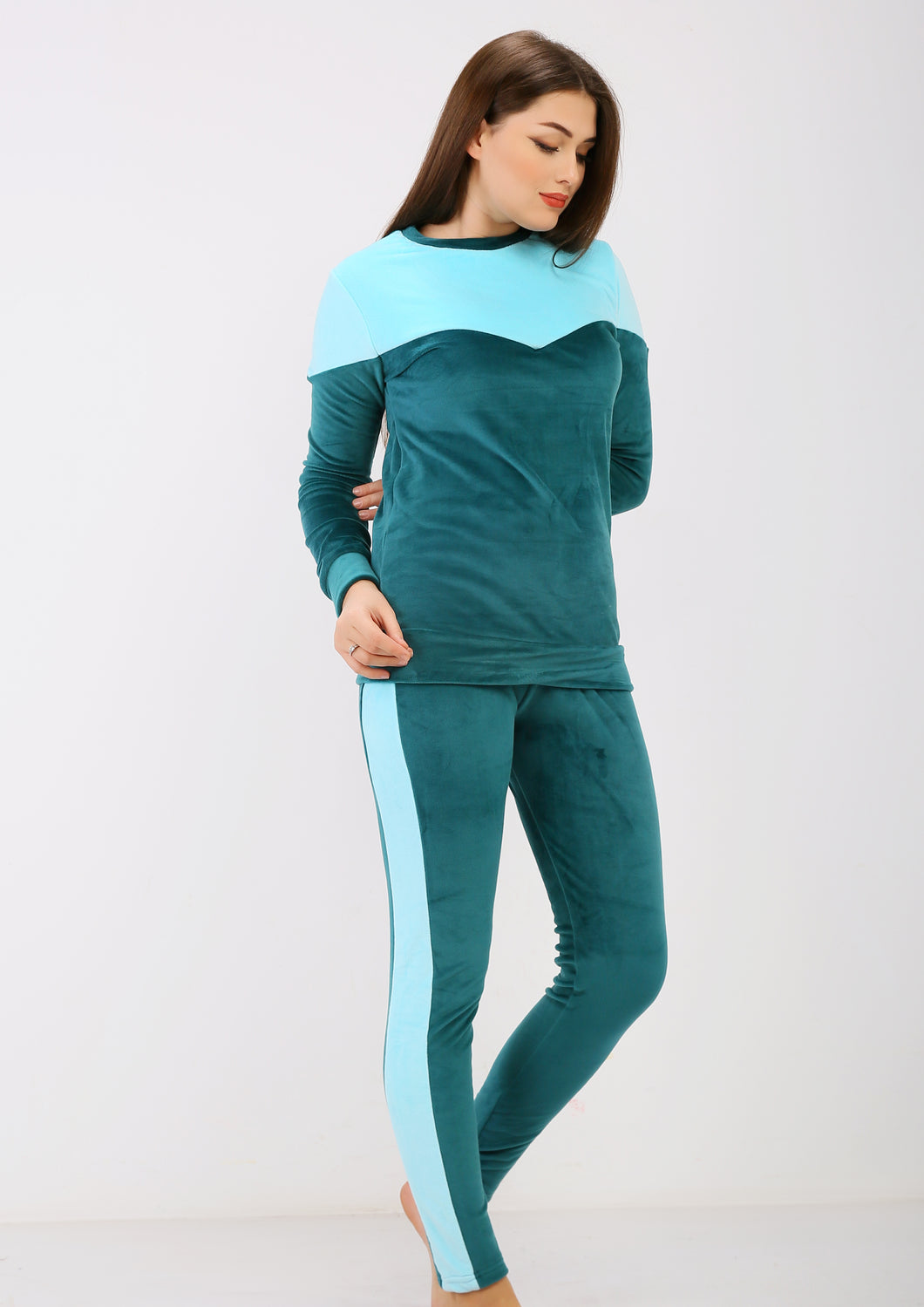 بيجاما هايدي مبطن من الوشين بترولي  بصدر علوي وخطين جانبي سماوي