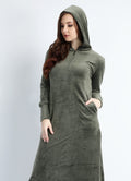 Abaya en velours couleur olive unie avec capuchon et fermeture éclair sur la poitrine