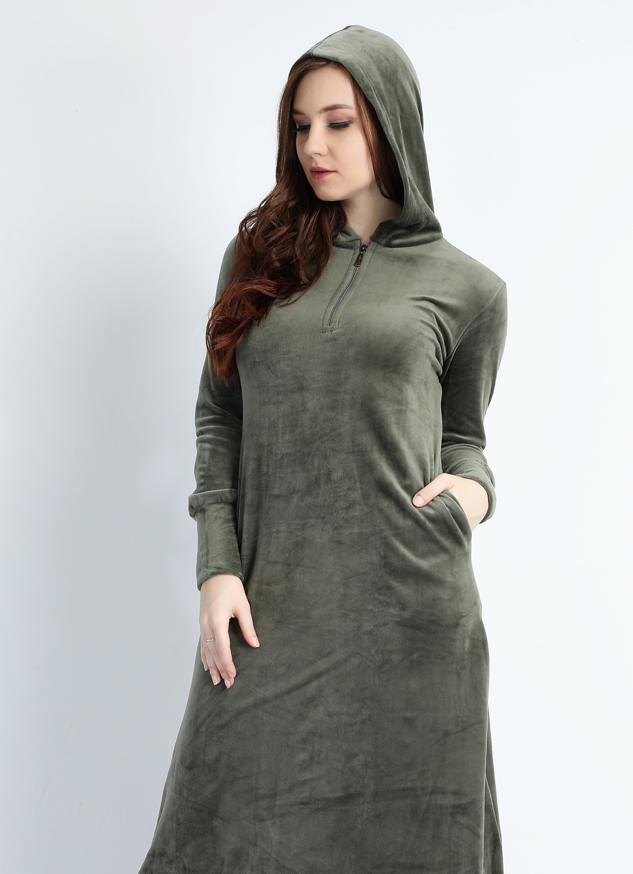 Abaya en velours couleur olive unie avec capuchon et fermeture éclair sur la poitrine