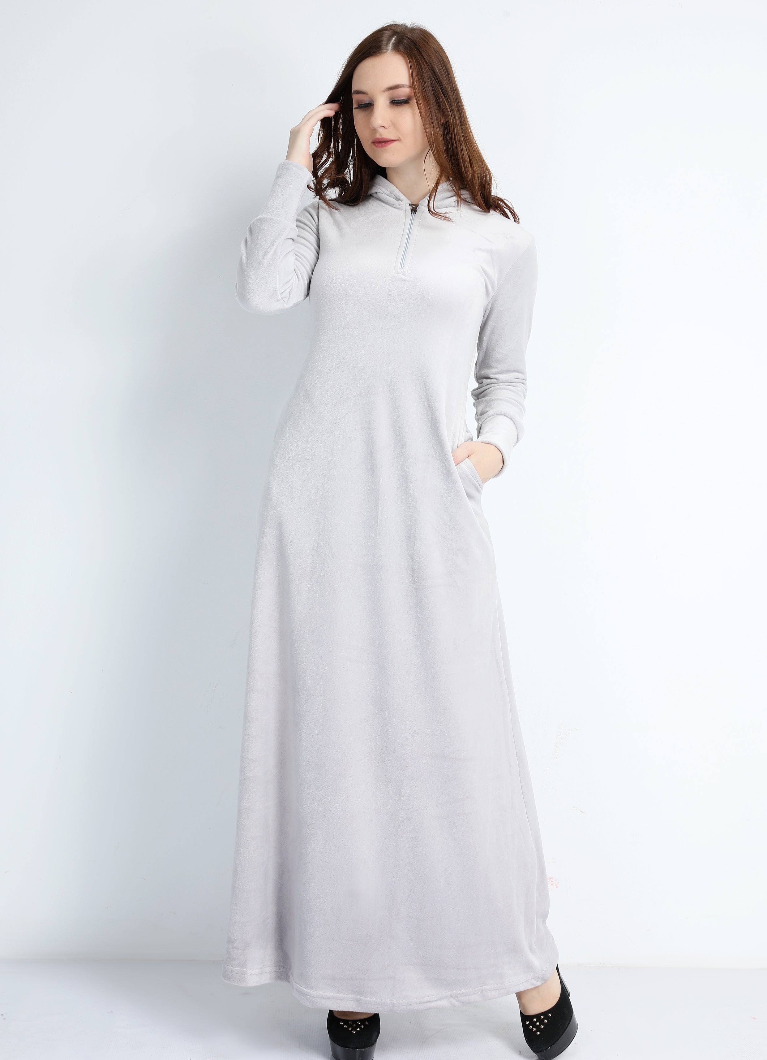 Abaya en velours grise unie avec capuchon et fermeture éclair sur la  poitrine