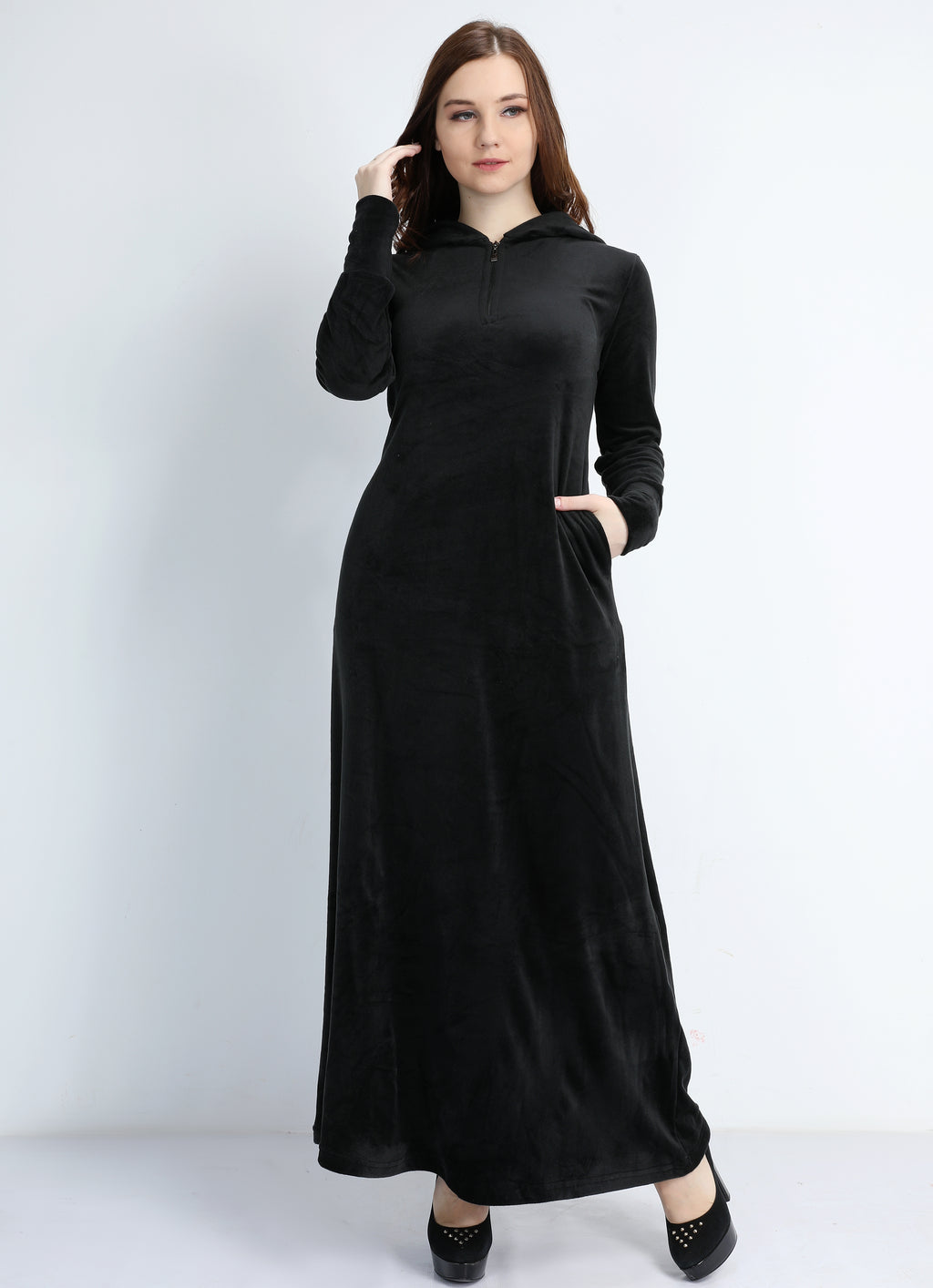 Abaya en velours noire unie avec capuchon et fermeture éclair sur la poitrine