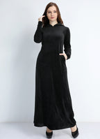 Abaya en velours noire unie avec capuchon et fermeture éclair sur la poitrine