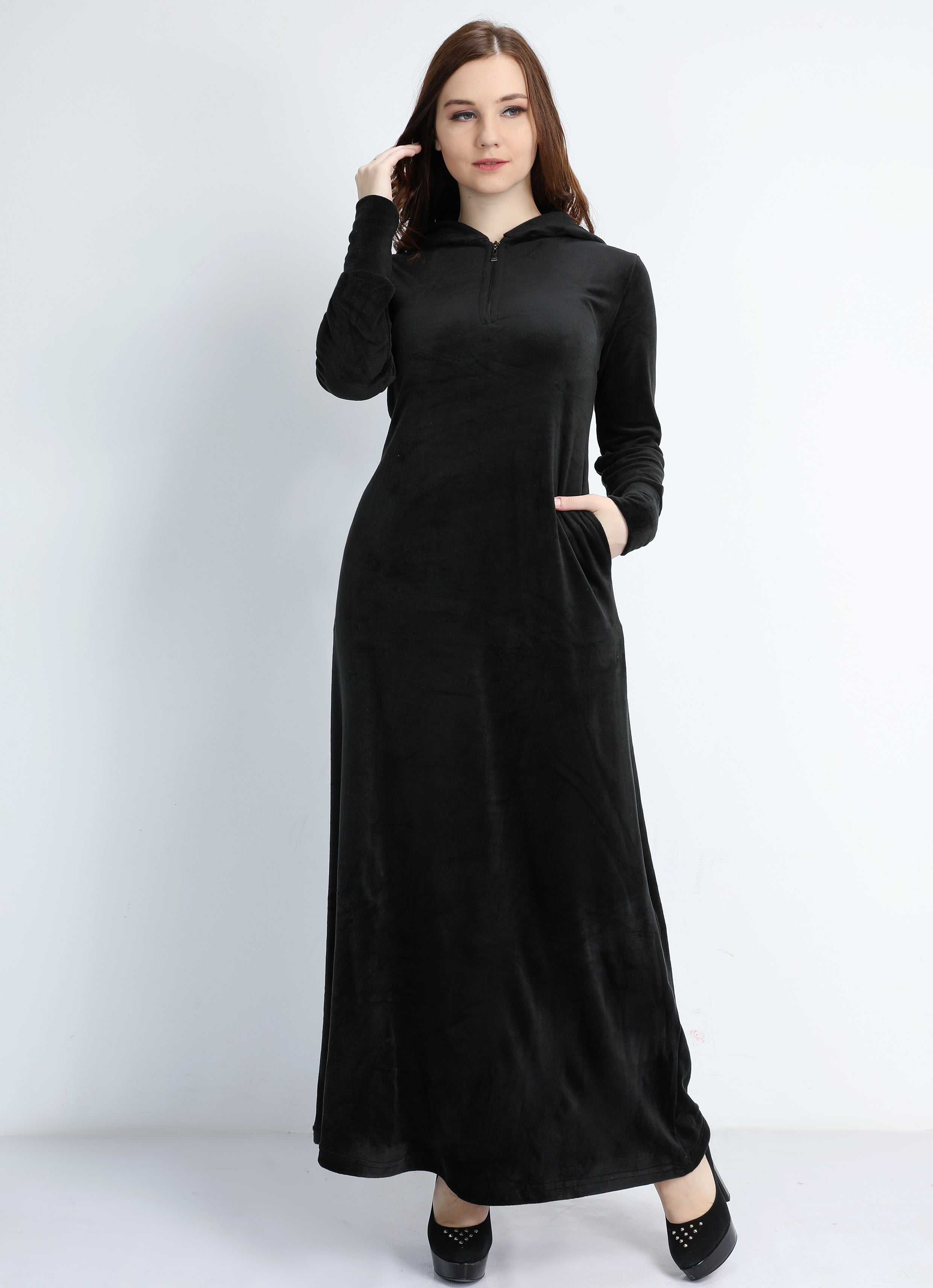 Abaya en velours noire unie avec capuchon et fermeture éclair sur la poitrine