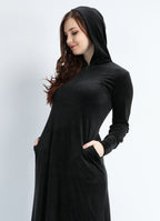 Abaya en velours noire unie avec capuchon et fermeture éclair sur la poitrine