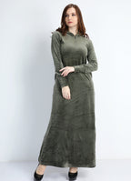 Abaya en velours couleur olive unie avec capuchon et fermeture éclair sur la poitrine
