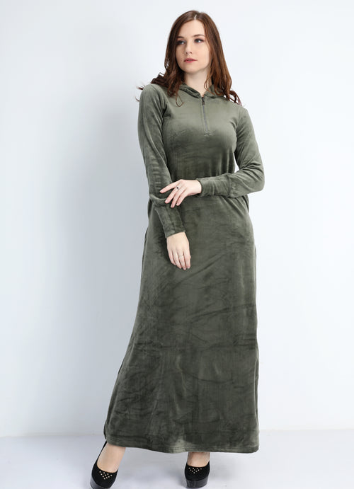 Abaya en velours couleur olive unie avec capuchon et fermeture éclair sur la poitrine