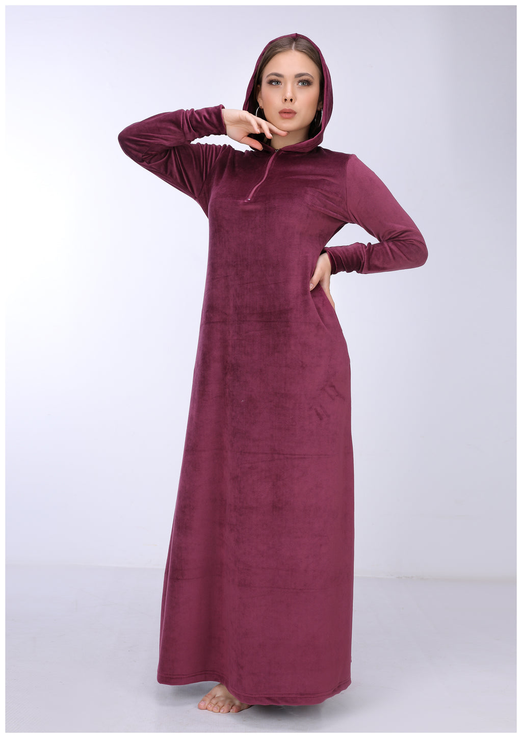 عباية قطيفة عنابي سادة بغطاء رأس وسوستة صدر