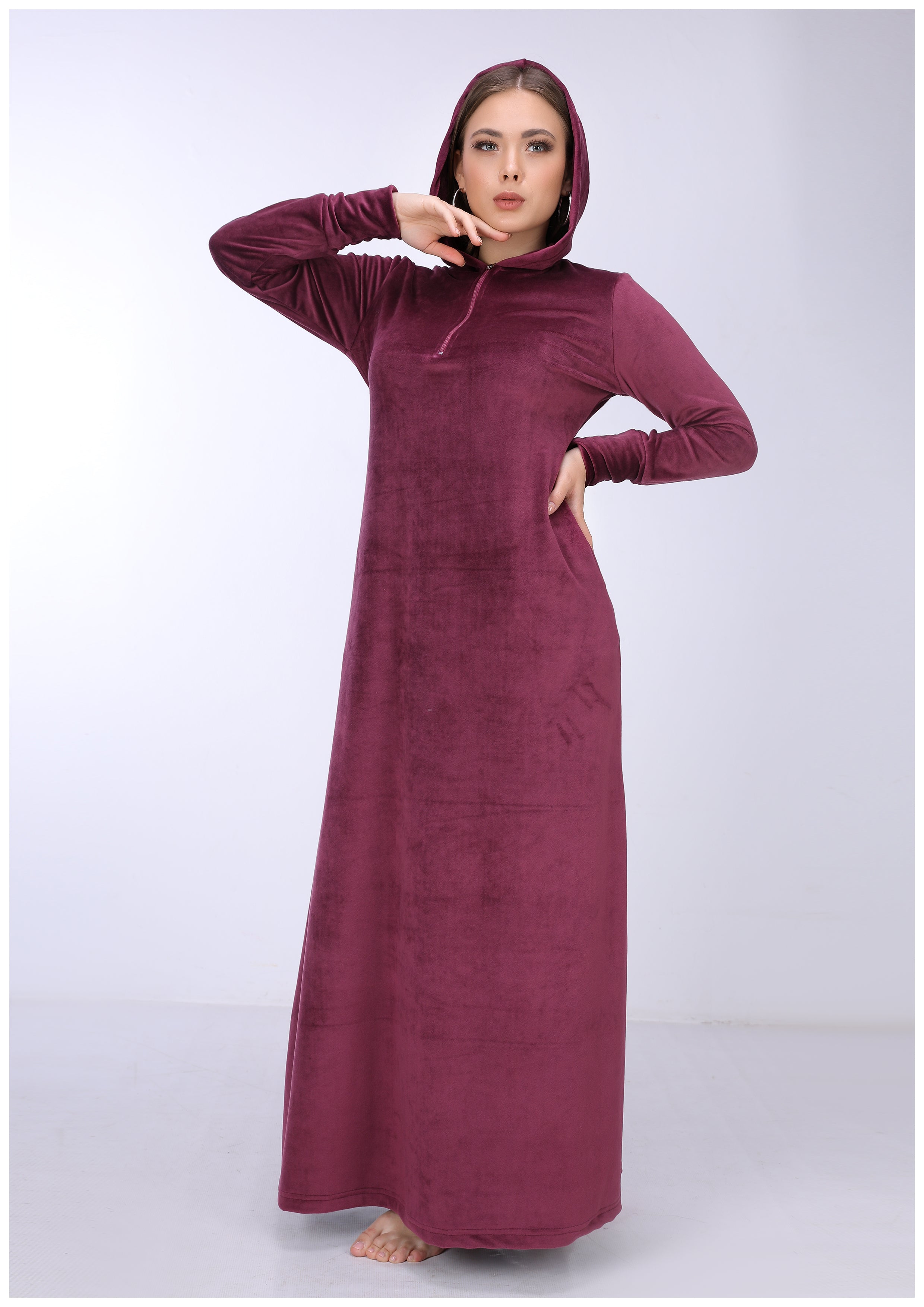 عباية قطيفة عنابي سادة بغطاء رأس وسوستة صدر