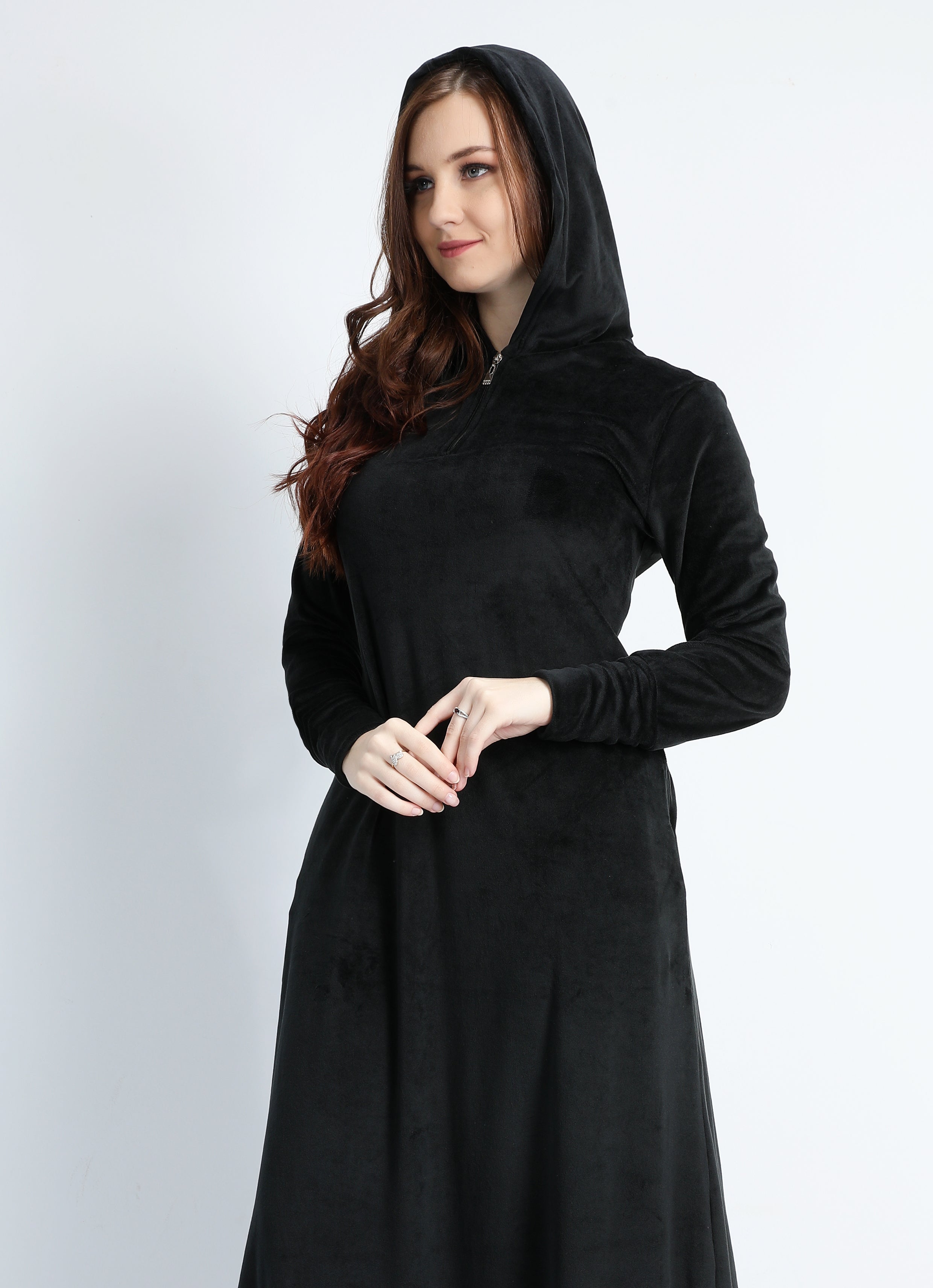 Abaya en velours noire unie avec capuchon et fermeture éclair sur la poitrine