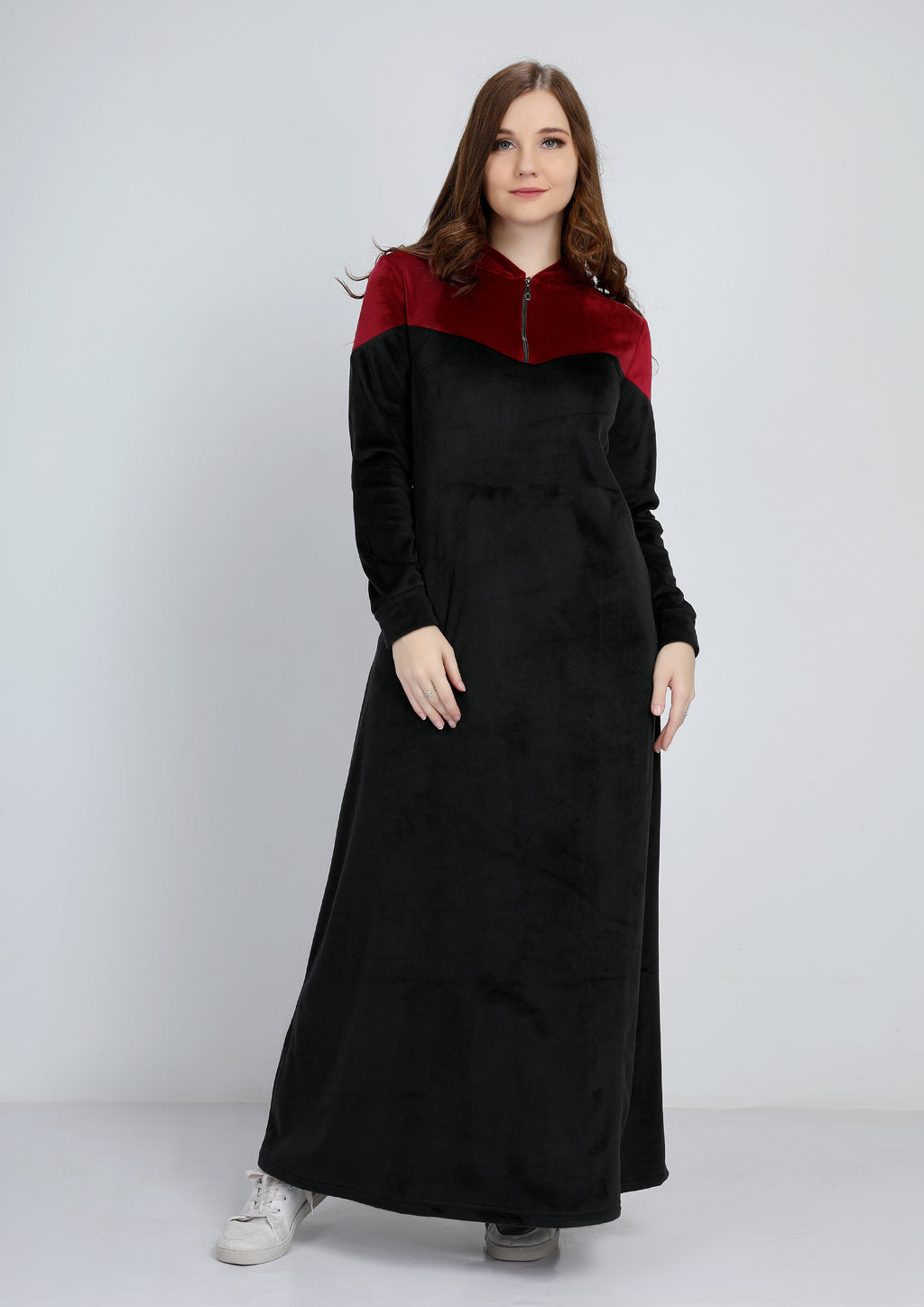 Abaya sport heidi à doublure jaune et noire avec capuchon et fermeture éclair sur la poitrine