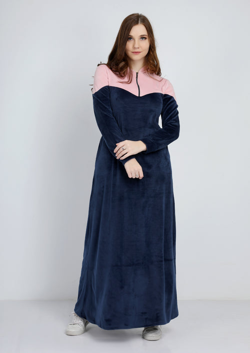 Abaya sport heidi à doublure bleu marine et rose avec capuchon et fermeture éclair sur la poitrine