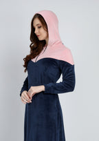 Abaya sport heidi à doublure bleu marine et rose avec capuchon et fermeture éclair sur la poitrine