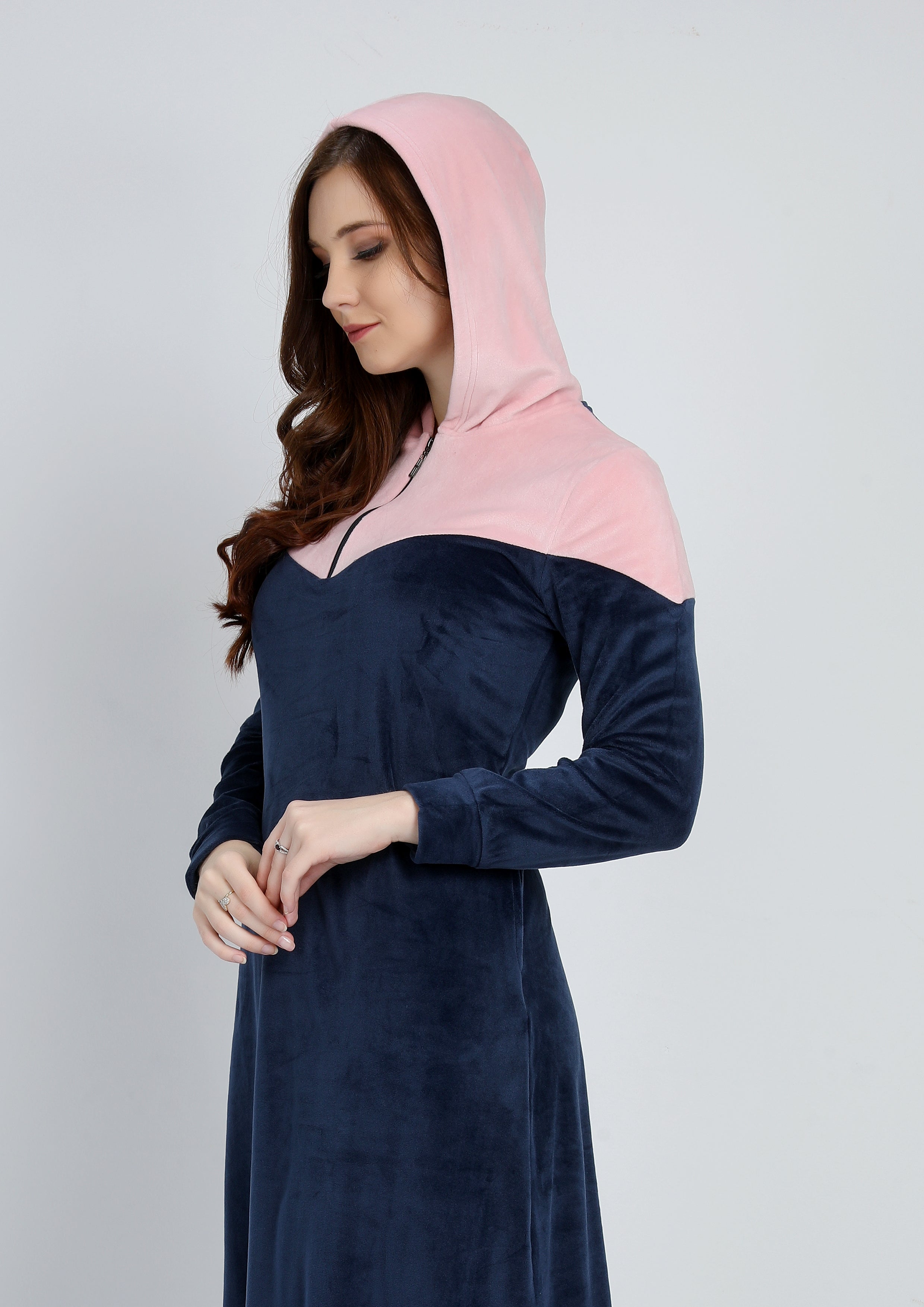 Abaya sport heidi à doublure bleu marine et rose avec capuchon et fermeture éclair sur la poitrine