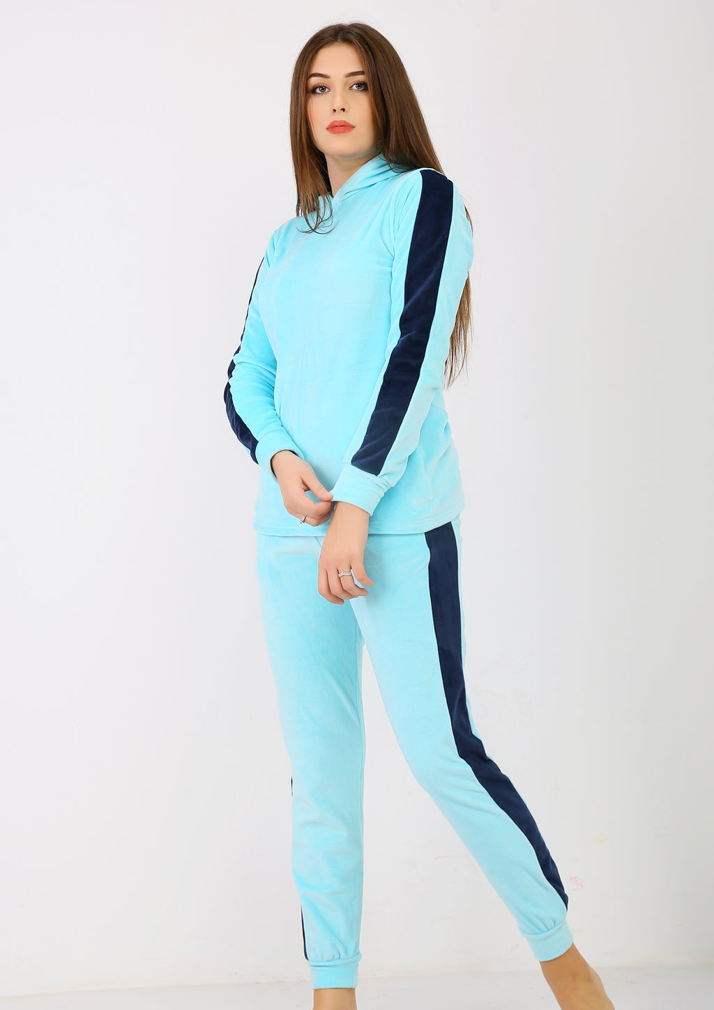 Pyjama heidi à doublure des deux faces avec capuchon et deux bandes extérieures bleu ciel et bleu marine